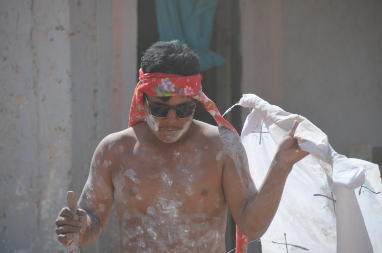 Foto de indígena como fariseo con lentes en la Semana Santa en Cuauhtémoc