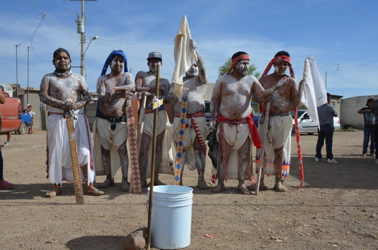 Foto de indígenas como fariseos en Semana Santa