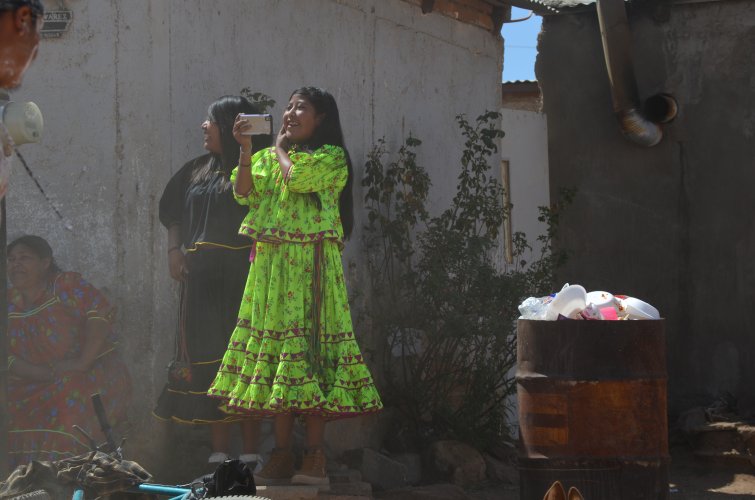 Foto de dos mujeres cocinando en el patio de una casa de la colonia Rayénari, Cuauhtémoc Chihuahua.