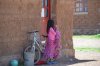 Foto de niña junto a una bicicleta en la Colonia Rayénari, Cuauhtémoc Chihuahua