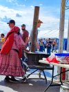 Foto de mujer rarámuri haciendo gorditas en la celebración de los 100 años de los menonitas en Cuauhtémoc