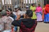 Foto de un joven con teléfono celular capturando las danzas de la Semana Santa en la colonia Rayénari