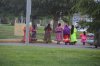 Foto de una familia rarámuri en las calles de la ciudad de Cuauhtémoc en Chihuahua